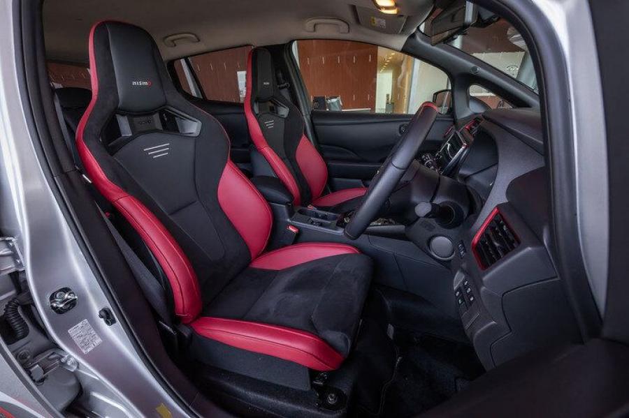 Интерьер Nissan Leaf Nismo 2020 года  (фото 8 из 15)